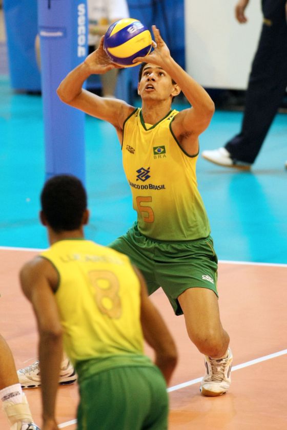 Eykman Silva playing volleyball